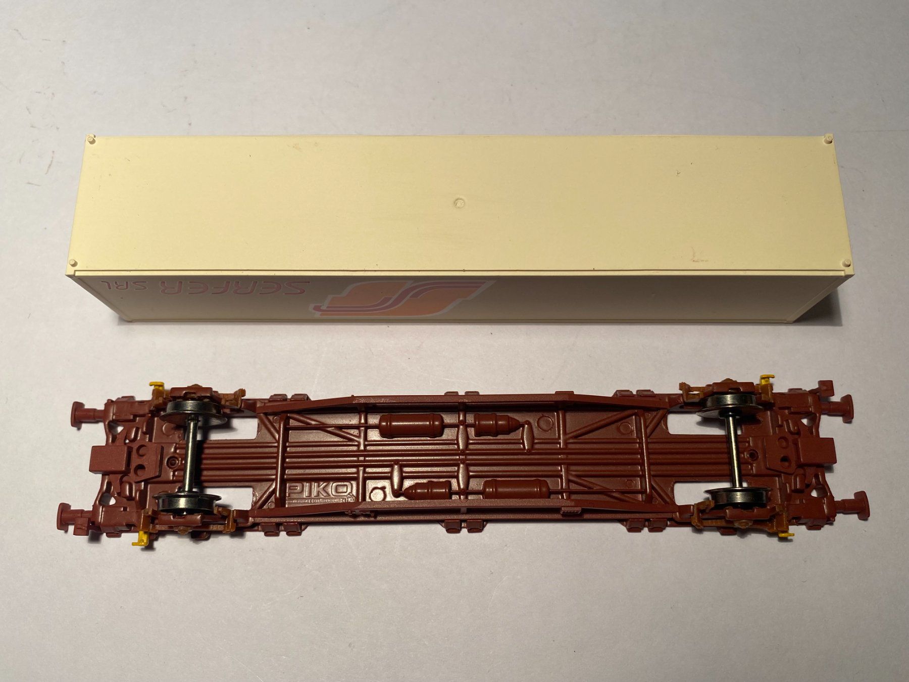 Piko Modelleisenbahnen: PIKO Transport Containerwagen SERFER 95617, DC Achsen – Gebraucht aus Buchrain von Modellbahn11 7