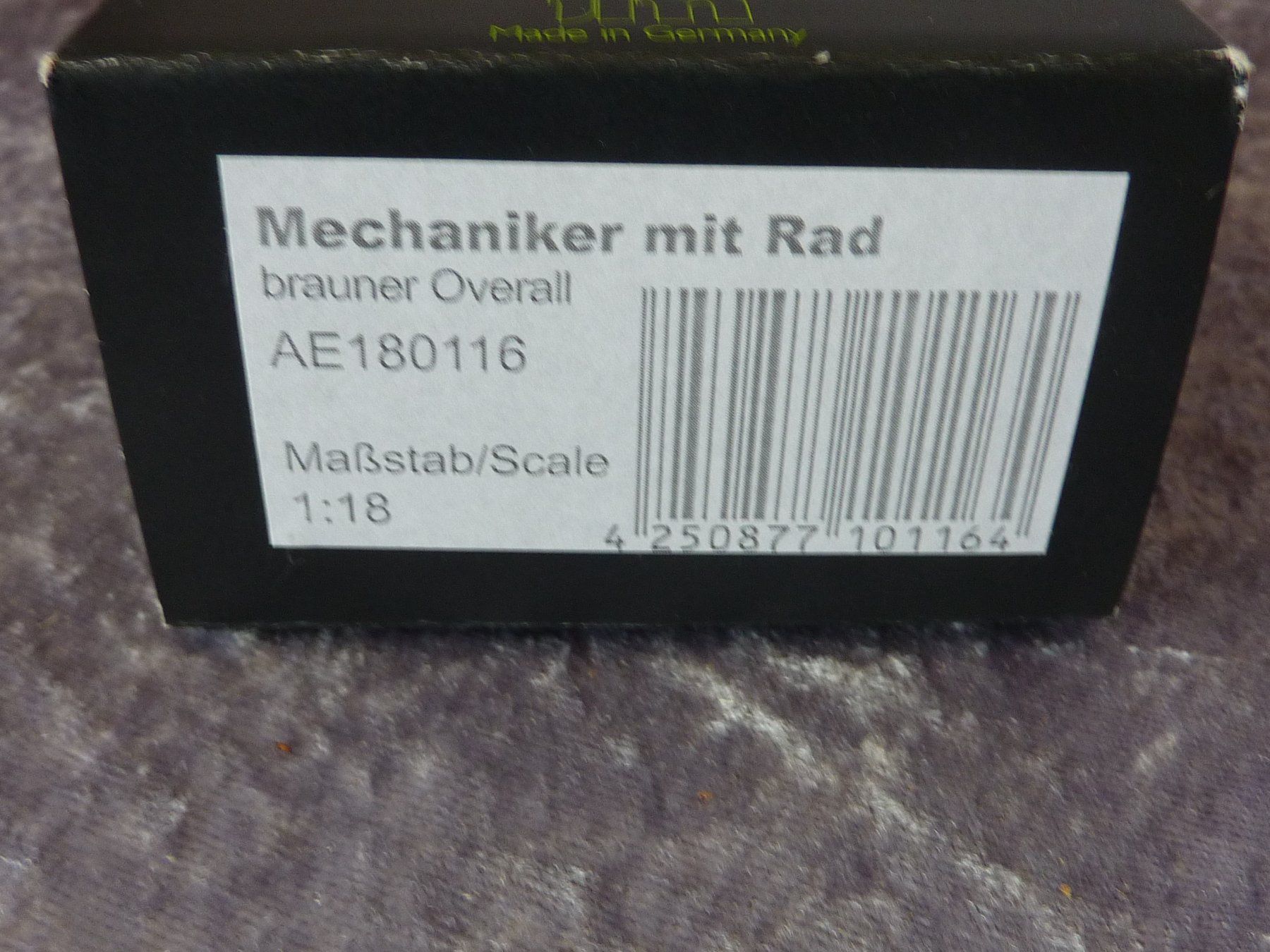 Modellini d'auto: Figur Mechaniker mit Rad 1:18 – Nuovo (secondo la descrizione) da Dürrenäsch venduto da modellautos4you 3