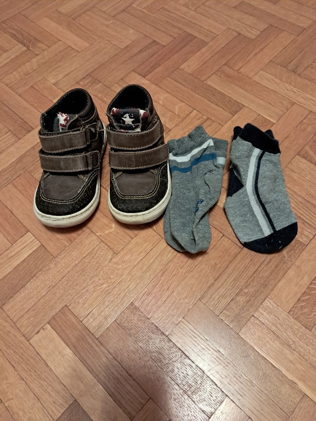 Scarpe per ragazzi: Chaussures garçon + chaussettes taille 23 – Usato da Ferpicloz venduto da Clicli014