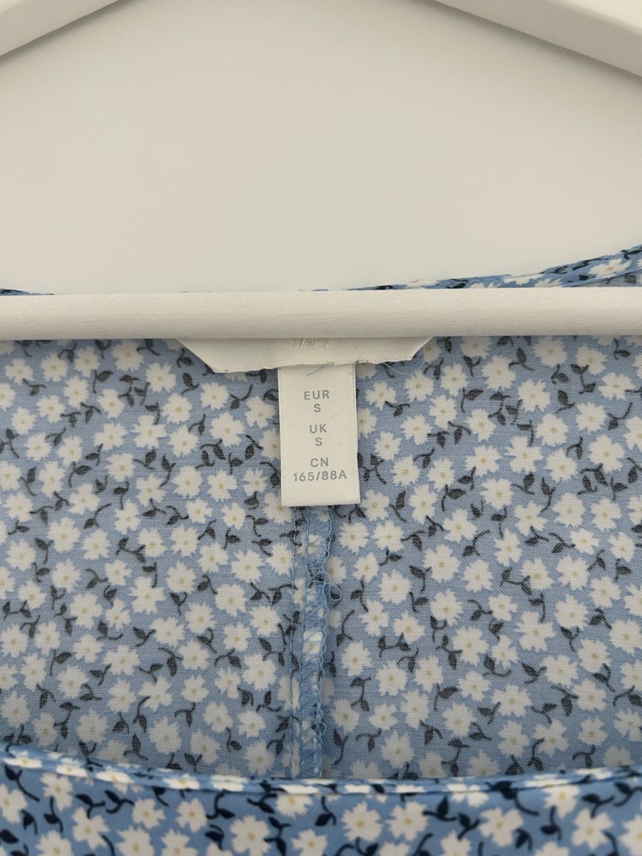 H&M Camicette: Bluse mit Blumenmuster Grösse S hellblau U-Ausschnitt – Usato da Oberkirch LU venduto da a.nn.y 2