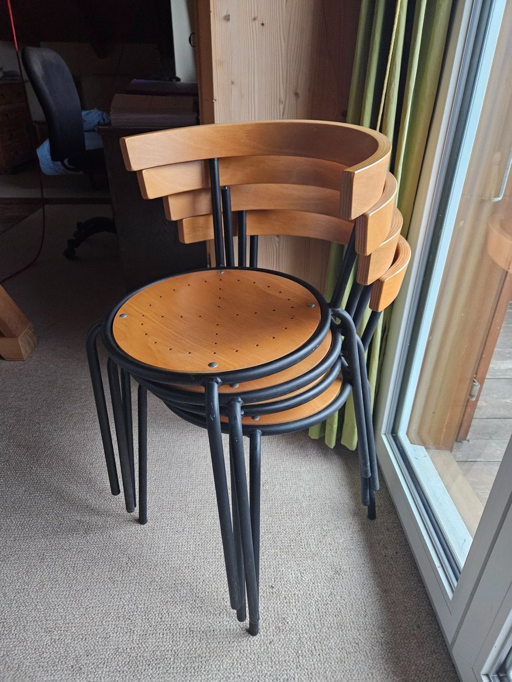 Sedie: 4 Stühle - stapelbar - solid - bequem - originell - stylisch – Usato da Krattigen venduto da markus63 1
