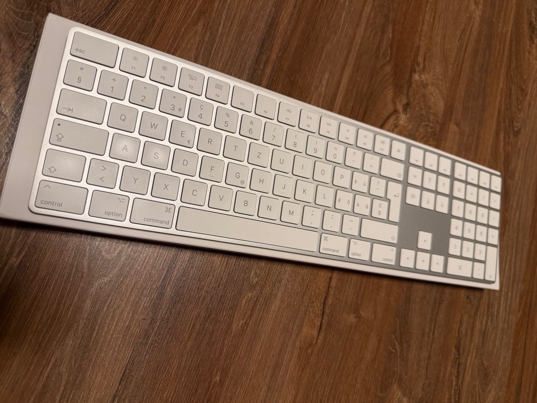 Apple Tastaturen: APPLE Wireless Magic Keyboard mit Ziffernblock - CH-Layout – Gebraucht aus Dottikon von Lf1120fl 1