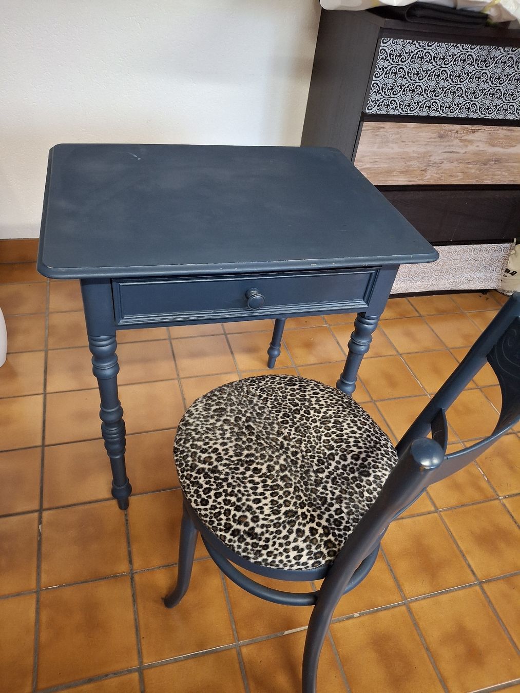 Tische: Antiker Tisch mit Stuhl, Petrolblau, Vintage – Gebraucht aus Thun von shashala