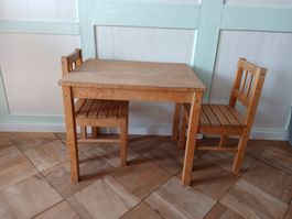 Kindertisch mit 2 Stühlen