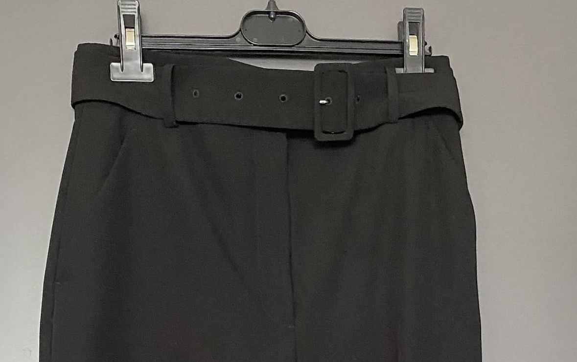 Pantaloni: Schicke, schwarze Stoffhose mit Gürtel – Usato da Embrach venduto da ale_v5qn 2