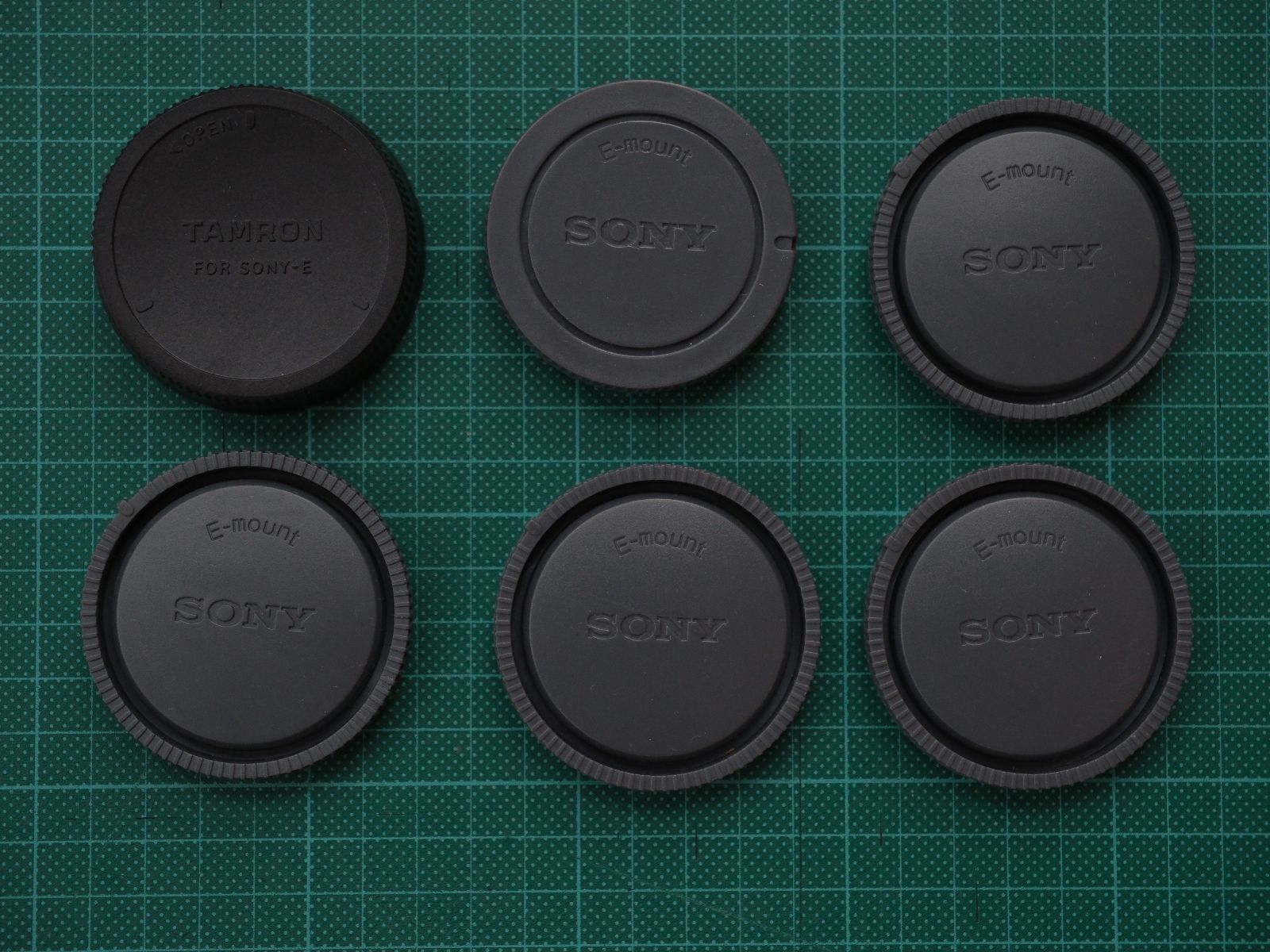 Tamron Obiettivi: 2 Sony-E Objektiv-Rückdeckel (einer davon Tamron) – Usato da Bern venduto da Dibe2