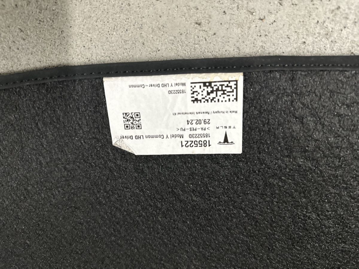 Tesla Tapis / Bacs: Fussmatten Tesla Model Y ORIGINAL 3er Set – D'occasion à Birmensdorf ZH par Andreas156 2