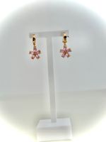 Goldene Ohrringe mit rosa Blumen Anhänger