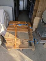Stapel Holzfüllungen und Holzfriese