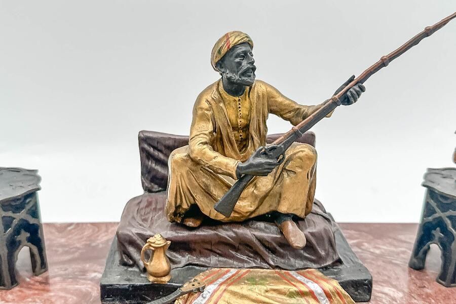Alle Dekorationen: Orientalische Figur auf Marmorsockel – Gebraucht aus Altdorf UR von Liveo-shop 5