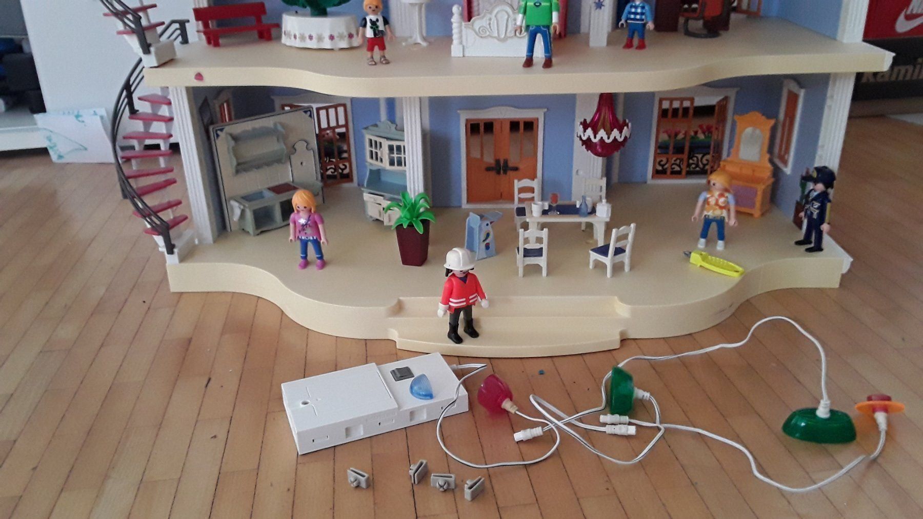 Playmobil Giocattoli: Playmobil modernes wohnhaus inkl einrichung – Nuovo (secondo la descrizione) da Dagmersellen venduto da L.Ga. 3