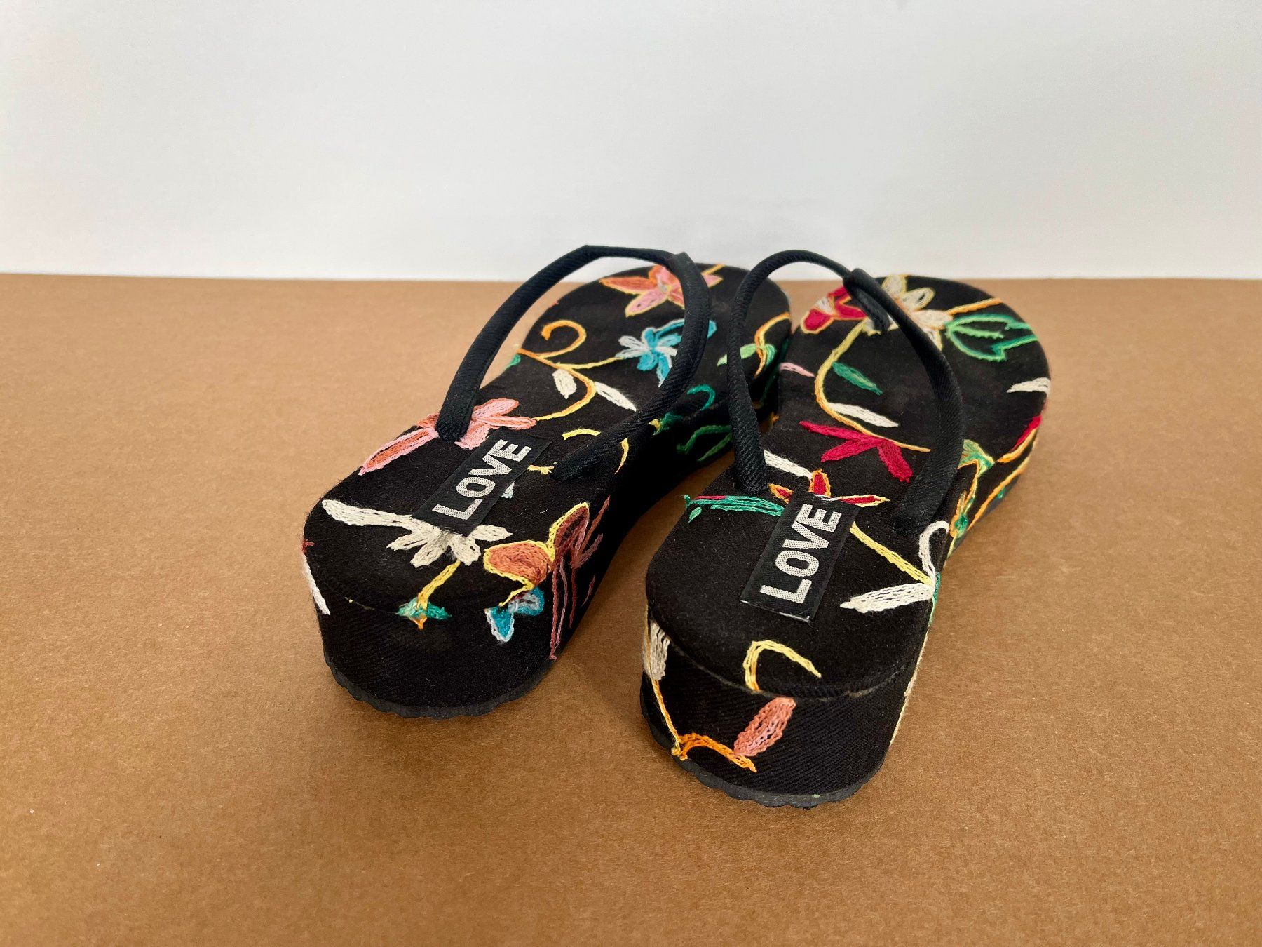 Scarpe da donna: flip flop LOVE – Usato da Bern venduto da Odimarlo 2