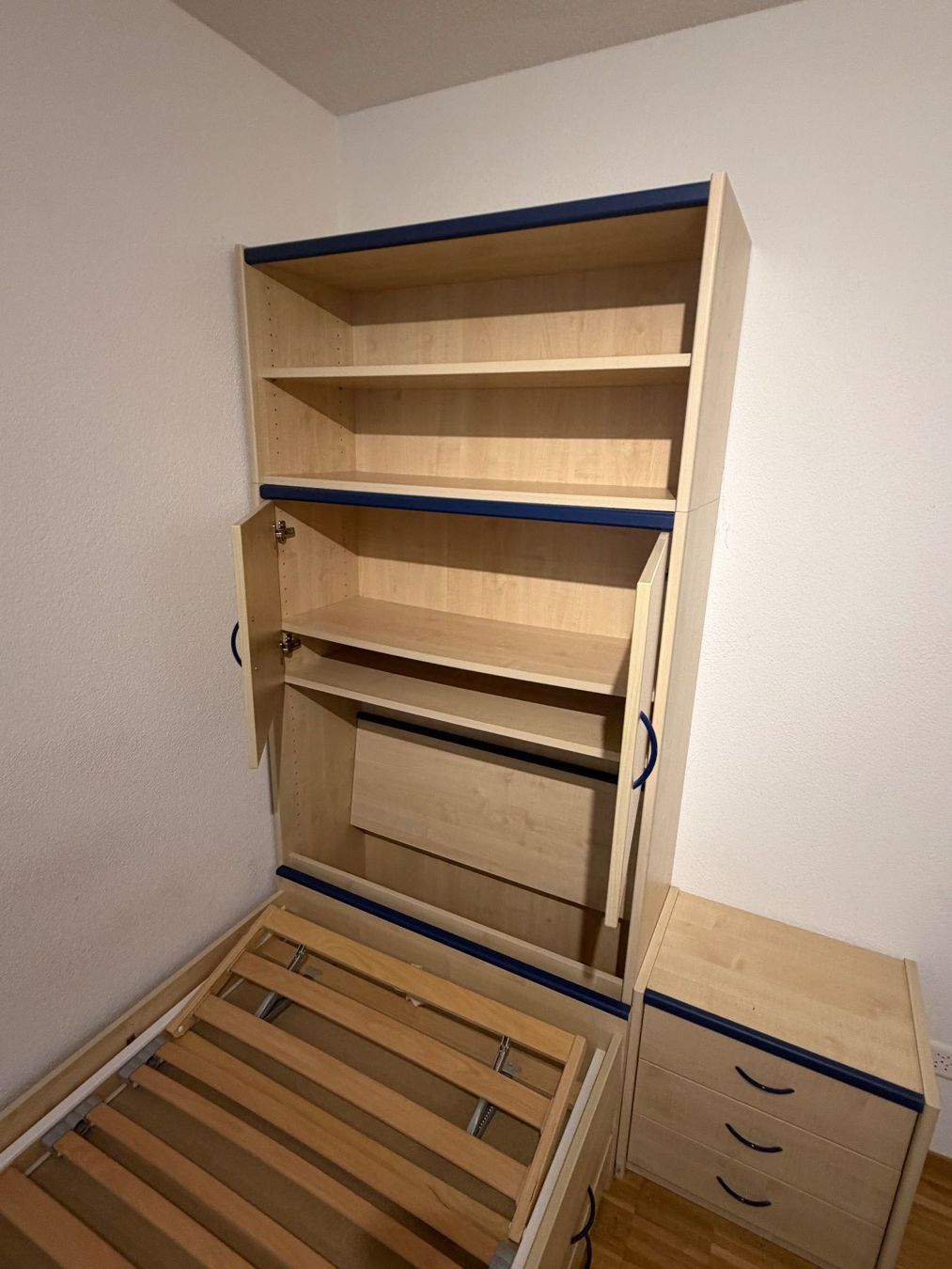 Livique Betten: Bett mit Kopfschrank und Nachttisch – Gebraucht aus Kestenholz von Oliiiii 2