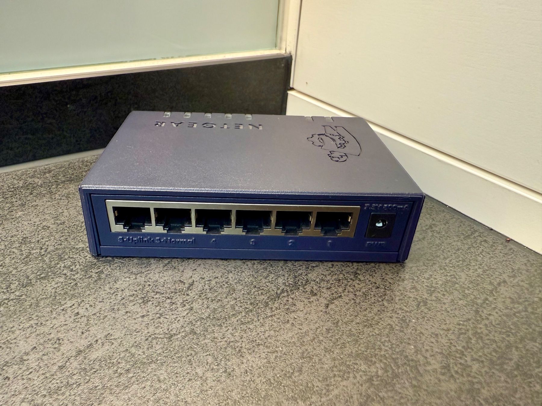 Netgear Hub & Switch: Netgear SWITCH GS108GE & Netgear EN2005 – Usato da Wetzikon ZH venduto da kembo6 3