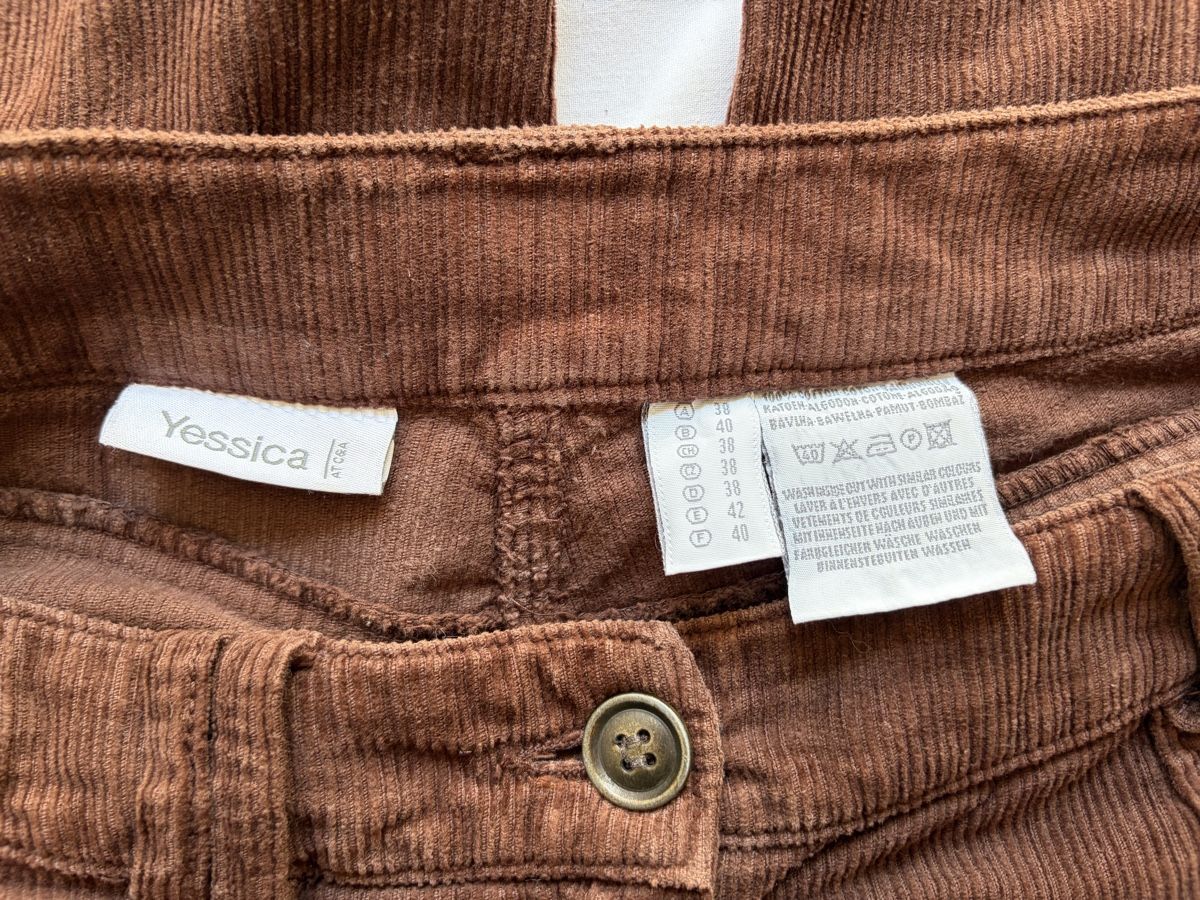 C&A Pantaloni: Y2K Brown Corduroy Cargo Pants – Usato da Fribourg venduto da flo_g9gs 1