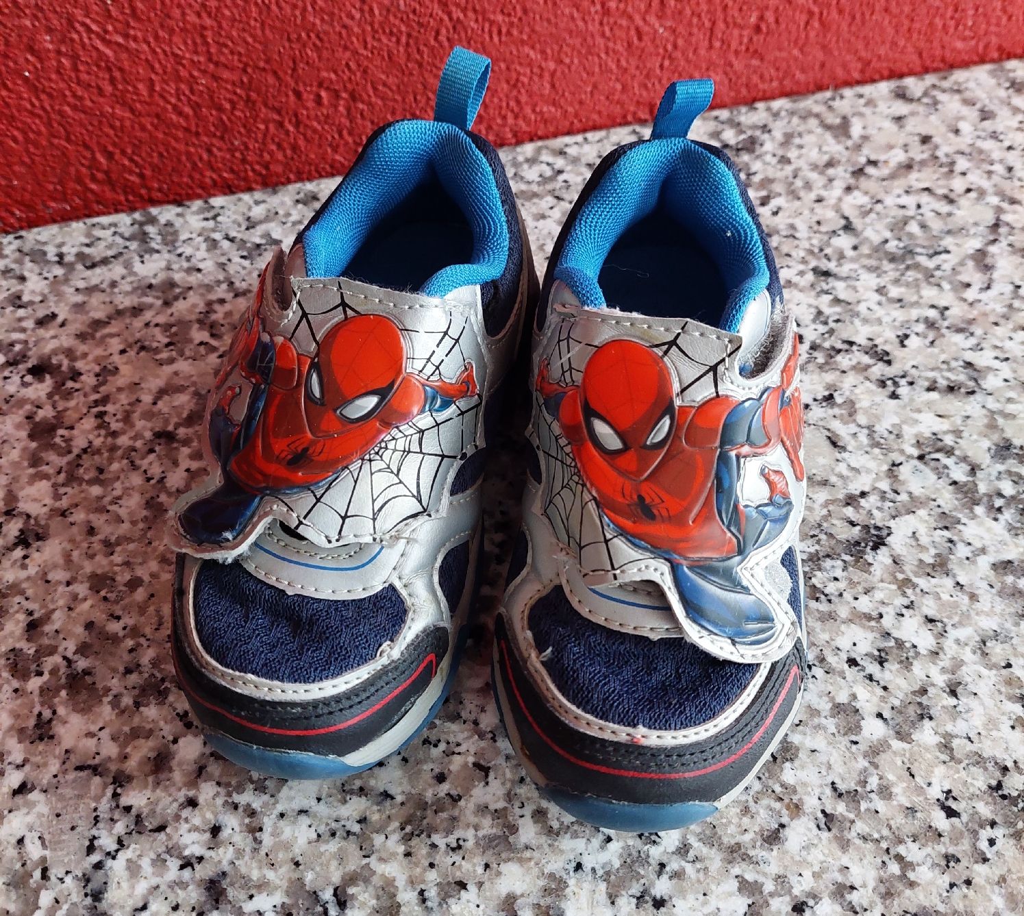 Scarpe per ragazzi: Kinder Turnschuhe Spiderman Grösse 26 mit Blinklicht – Nuovo (secondo la descrizione) da Stettlen venduto da Dolores1987 1