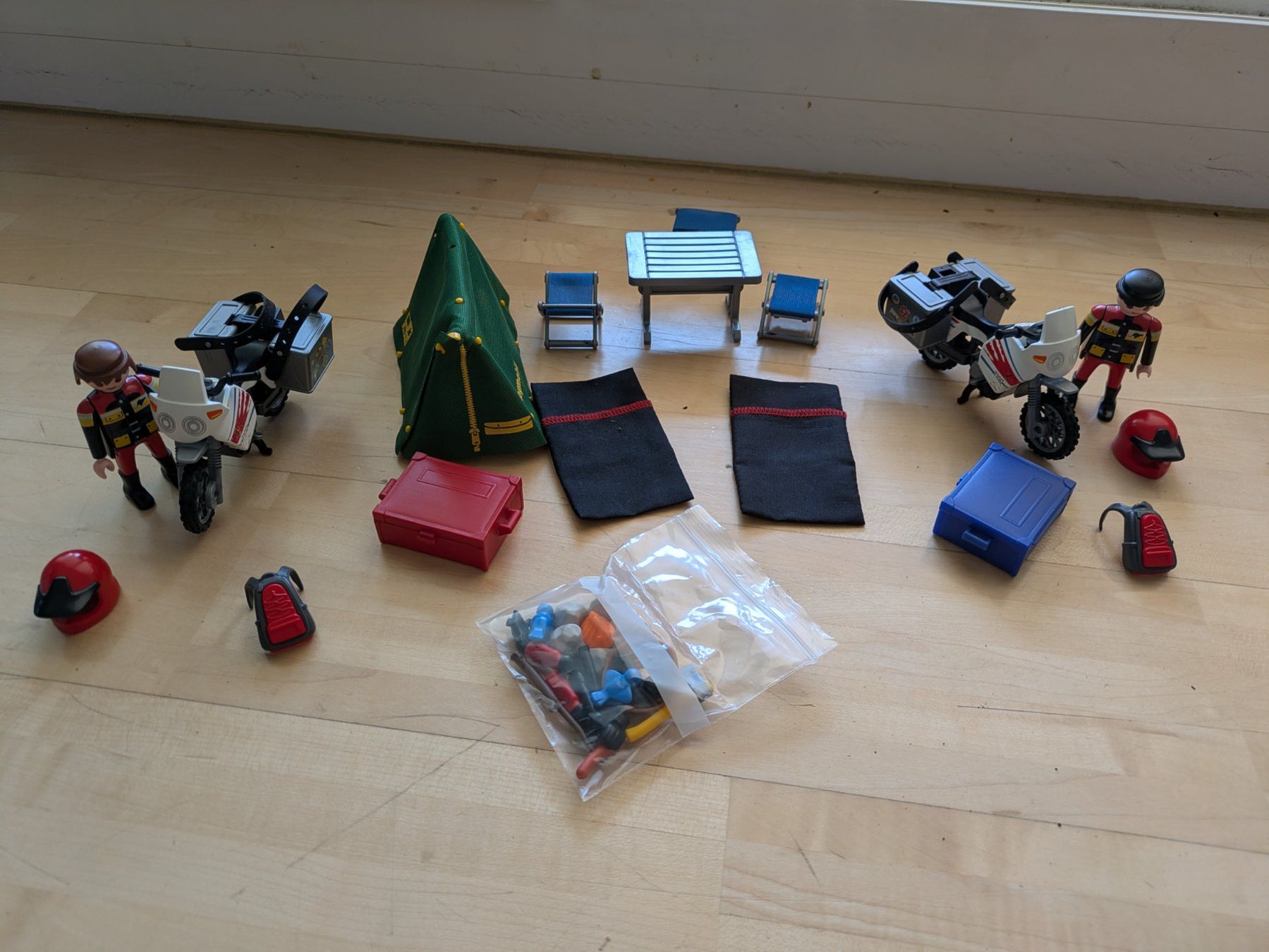 Playmobil Giocattoli: Playmobil: Töfffahrer mit Zelt – Usato da Bern venduto da macsandra