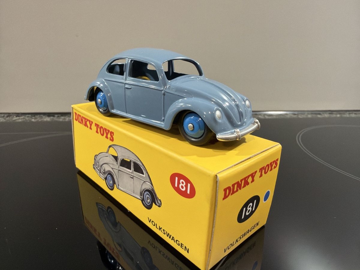 Dinky Toys Modellini d'auto: VW Käfer - Dinky Toys - 1/43 – Nuovo e nell'imballaggio originale da Wolfwil venduto da Rolex1 2
