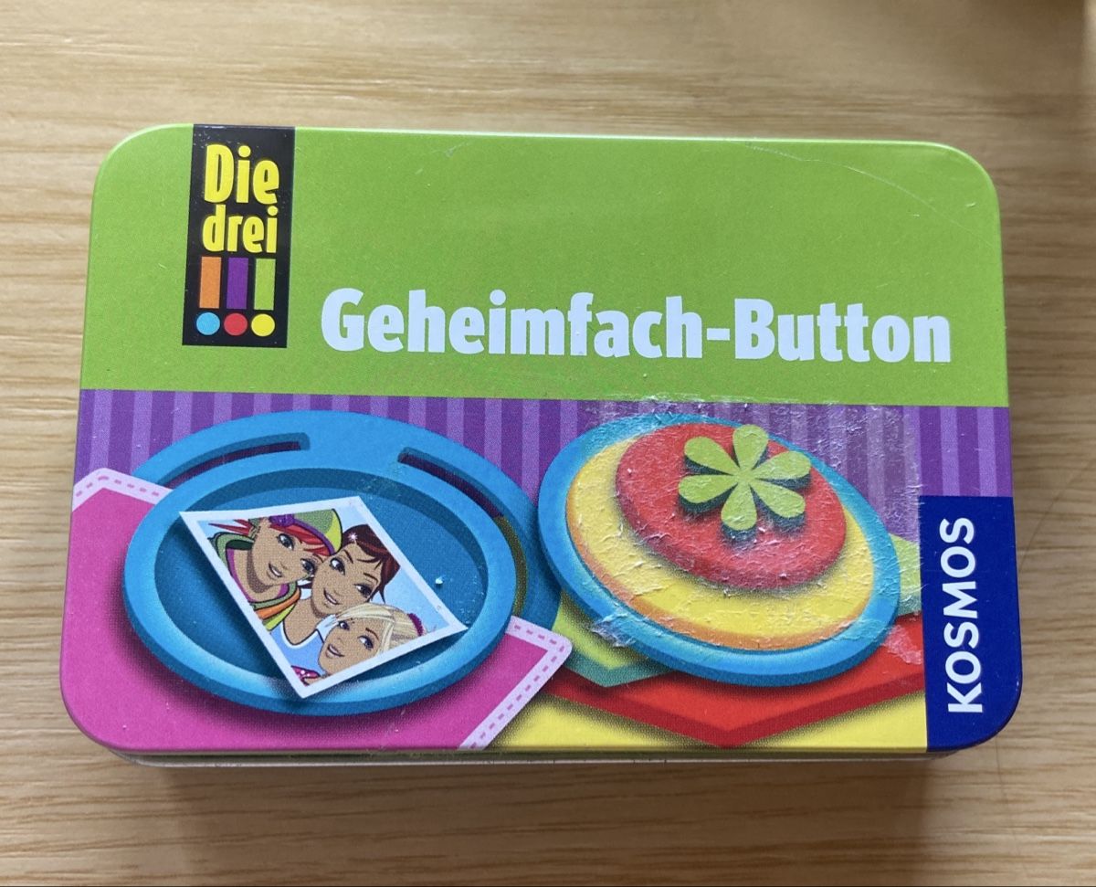 Kosmos Giocattoli: Die drei !!! Geheimfach-Button – Nuovo (secondo la descrizione) da Winterthur venduto da ldv_n6f7