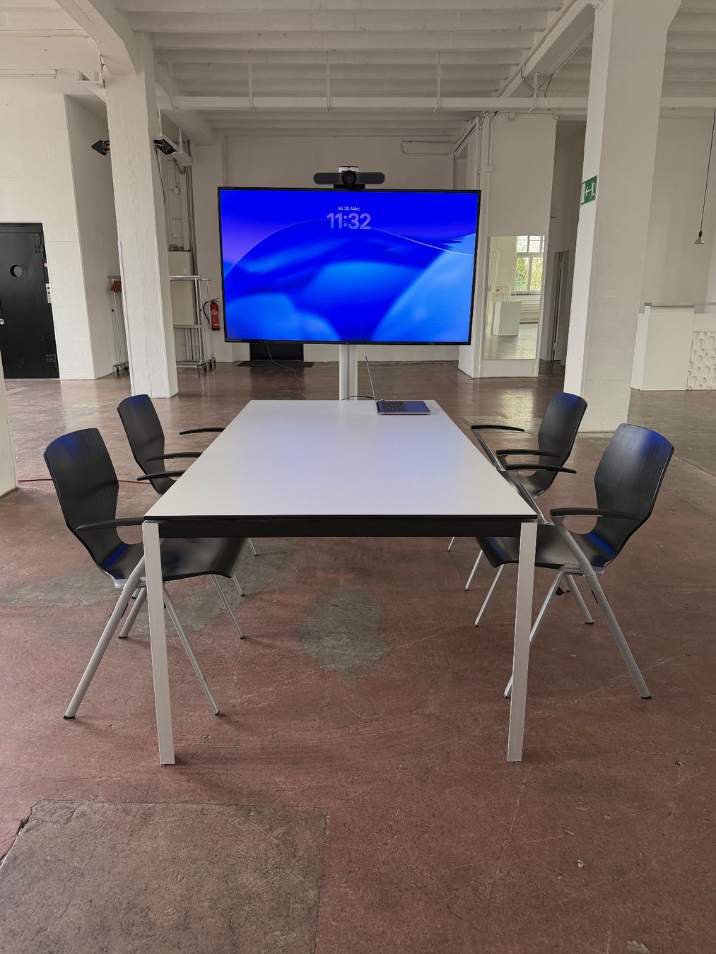 Nec Monitor: SET: NEC MultiSync E657Q Signage Display / MeetUp / Ständer – Usato da Zürich venduto da torvik