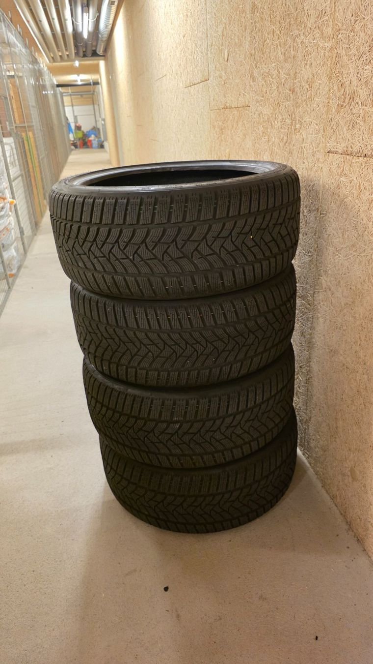 Autres écriture & dessin: 255/40 R19 Dunlop Winterpneu – D'occasion à Watt par tim_hrh6
