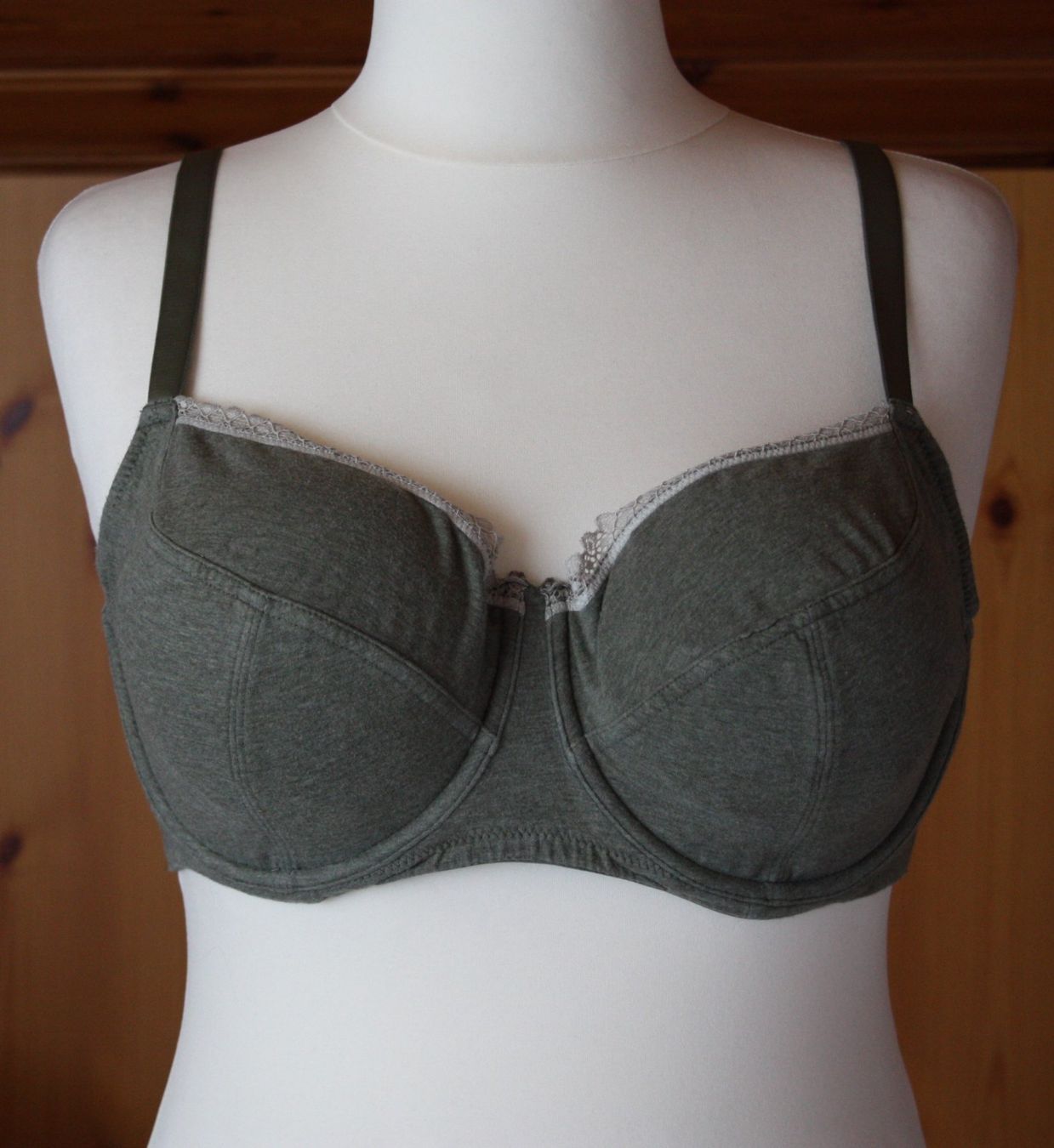 Altra biancheria intima: BH olivgrün 85DD (16) – Usato da Flüelen venduto da Diversicum-Curvy