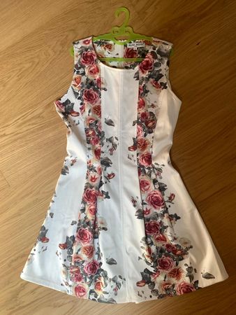 Élégante robe d'été  blanche taille S motif floral  neuve