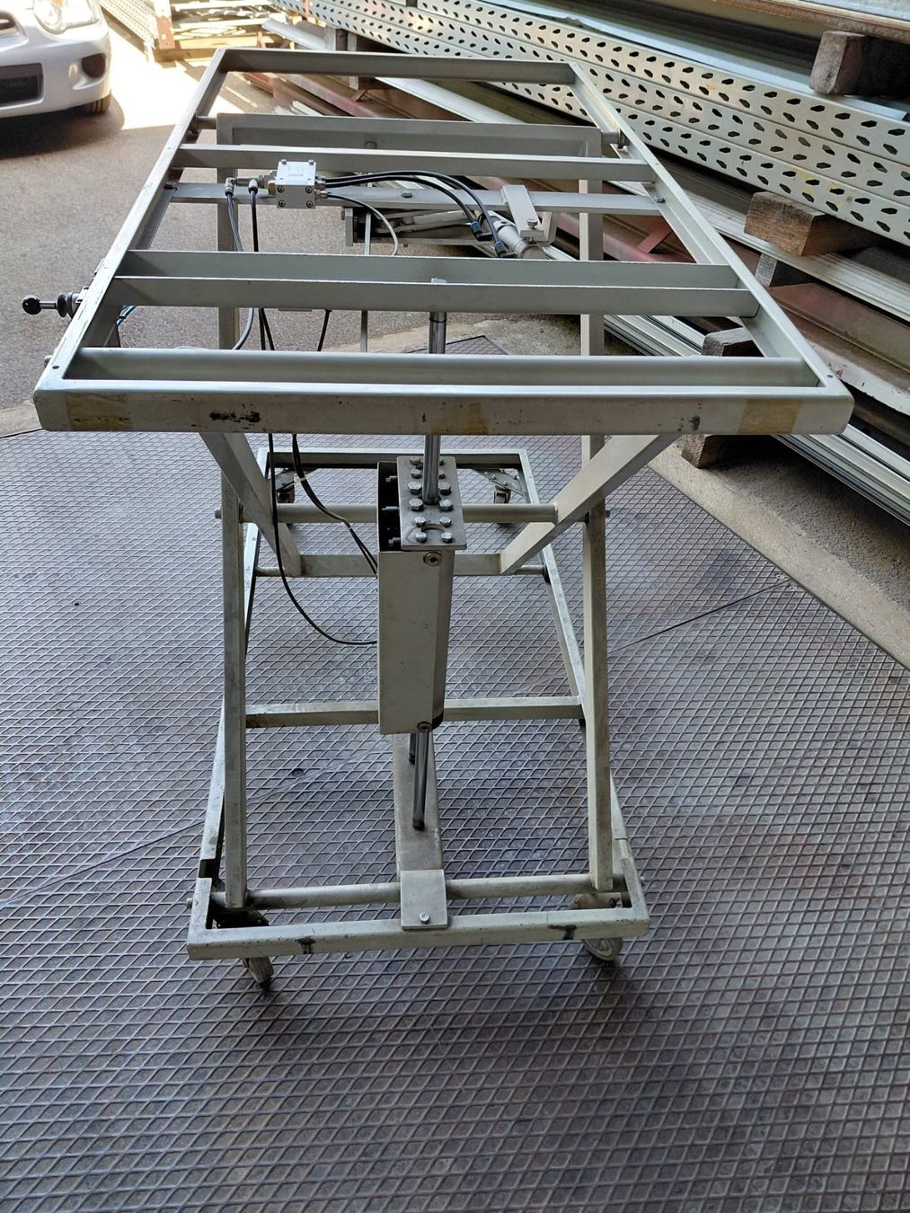 Piattaforme elevatrici & Crick: Pneumatischer Hubtisch auf Rädli – Usato da Ulisbach venduto da MSH01 2