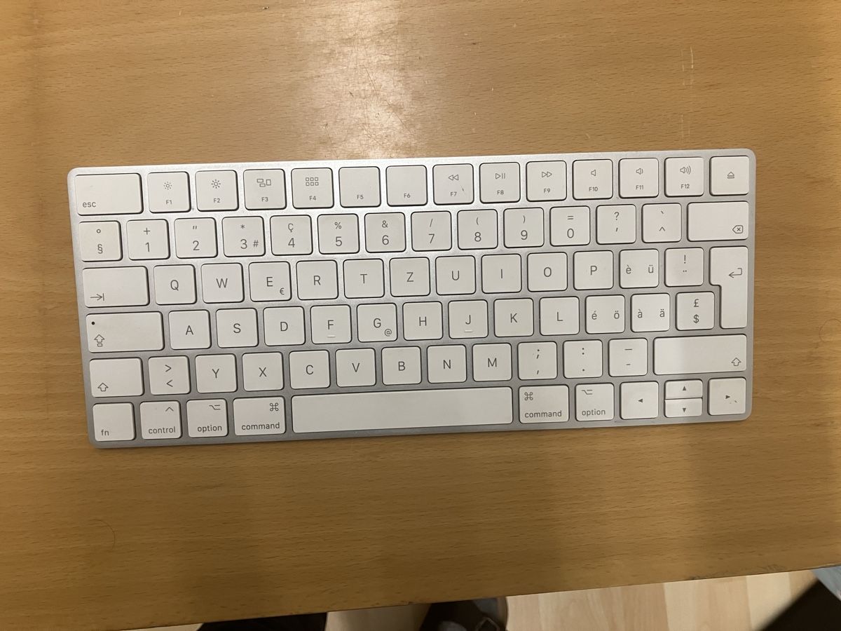 Apple Tastaturen: Apple Magic Keyboard Tastatur CH Layout mit Akku – Gebraucht aus Arlesheim von vampicki