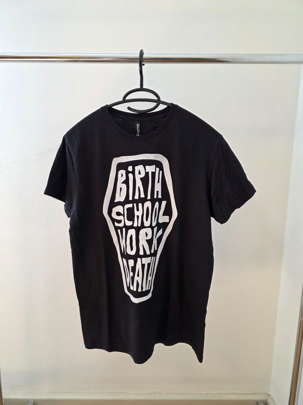 T-shirt: T-Shirt "birth, school, work, death" Libra Style – Usato da Rothenfluh venduto da sel_j856