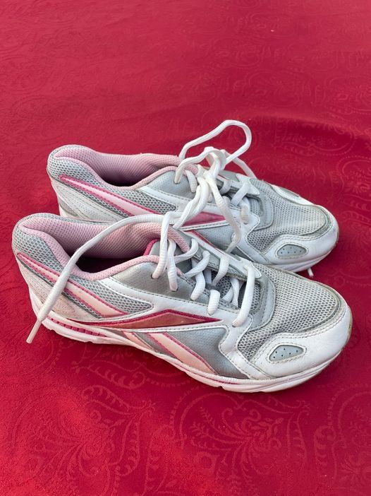 Reebok Scarpe da donna: Mädchen Reebok Sneaker 33 – Usato da Bergdietikon venduto da antovale