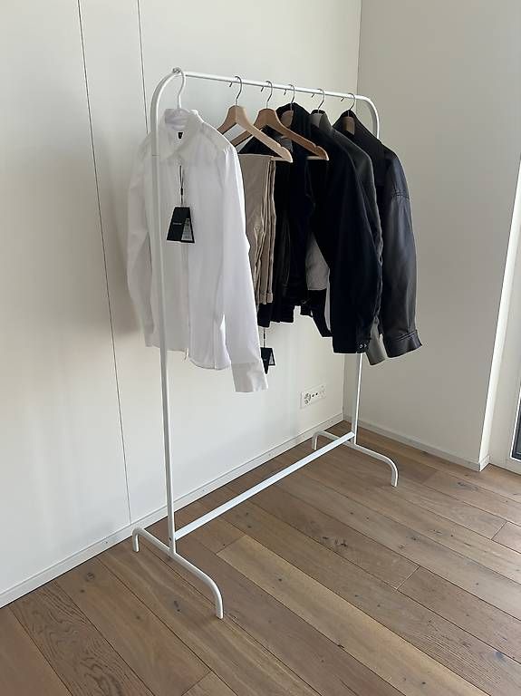 Guardaroba: IKEA MULIG Clothes Rack  White  Free – Usato da Zug venduto da pai_pf8z