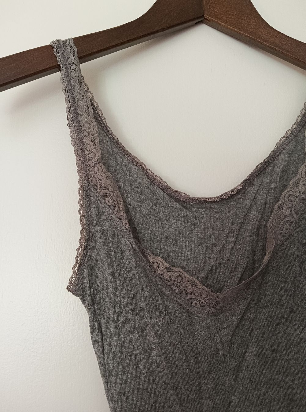 Tops: Graues Top mit Spitze, Grösse S - Shirt oder Unterhemd – Gebraucht aus Zürich von Asteraki 4