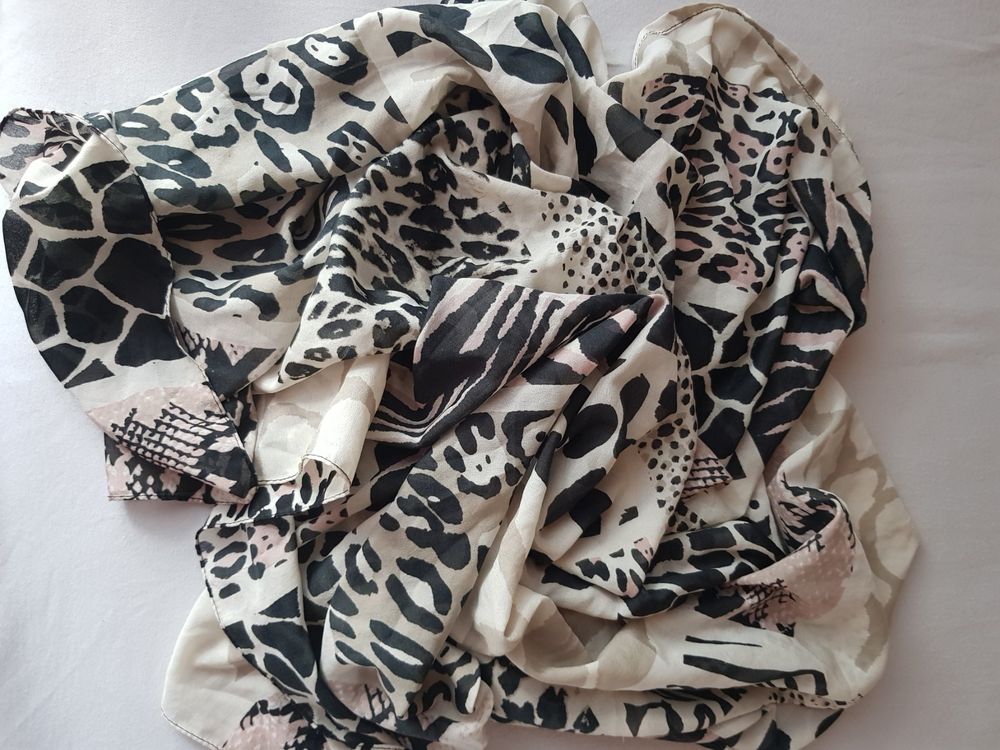 Multi-coloured and multi-patterned foulard (Gebraucht) in für CHF 8.55 ...
