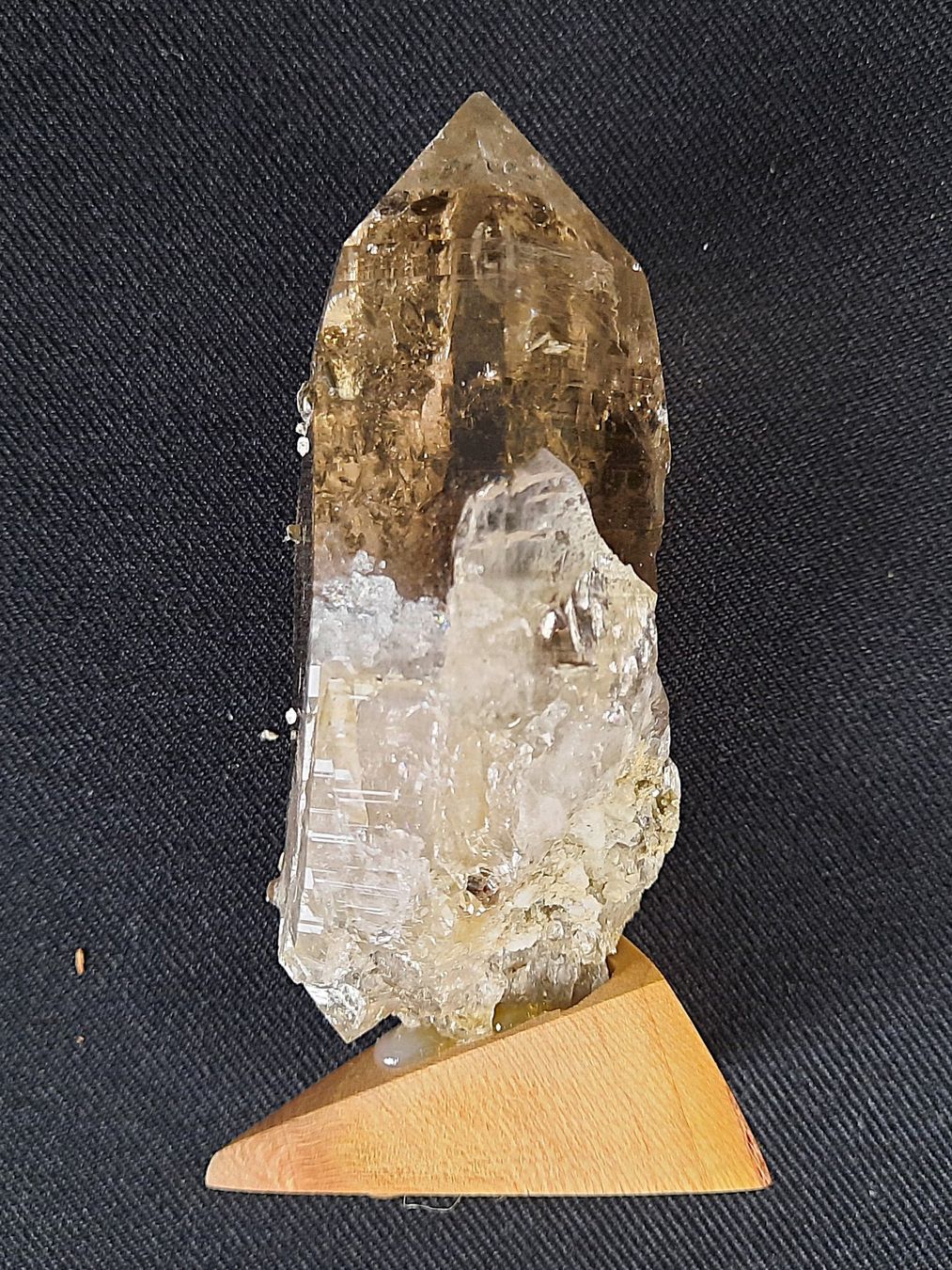 Mineralien & Heilsteine: Rauchquarz mit Holzsockel – Gebraucht aus Beinwil am See von Restwert_Beinwil 1