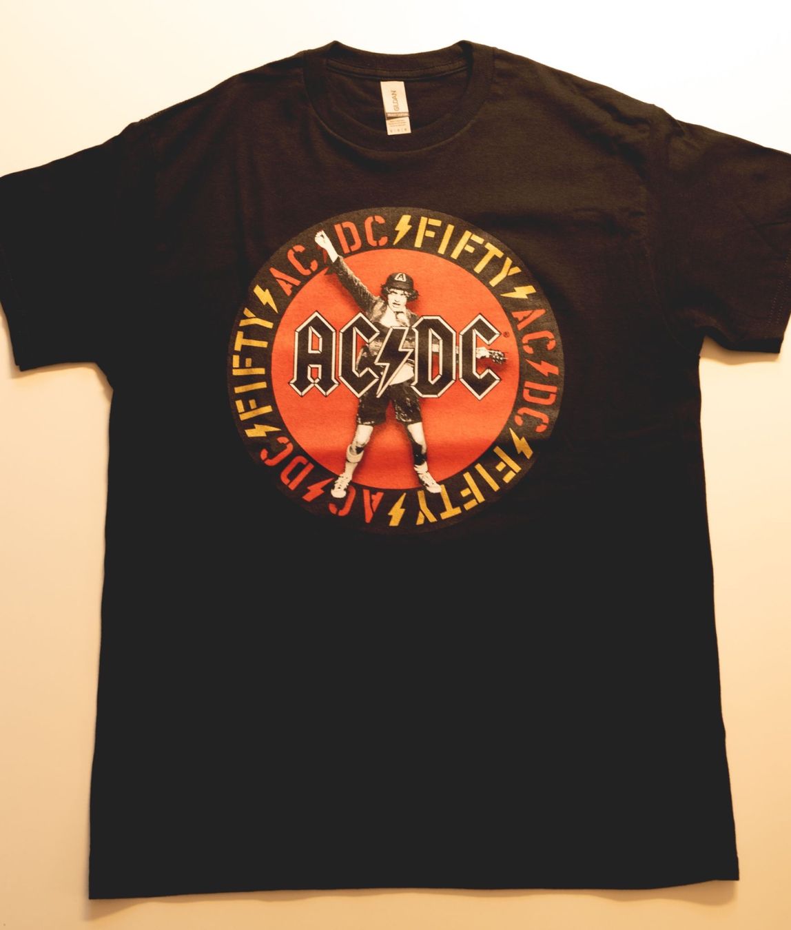 T-shirt: AC/DC Jubiläums T-Shirt "fifty" 2024 – Usato da Gunten venduto da Povami 2
