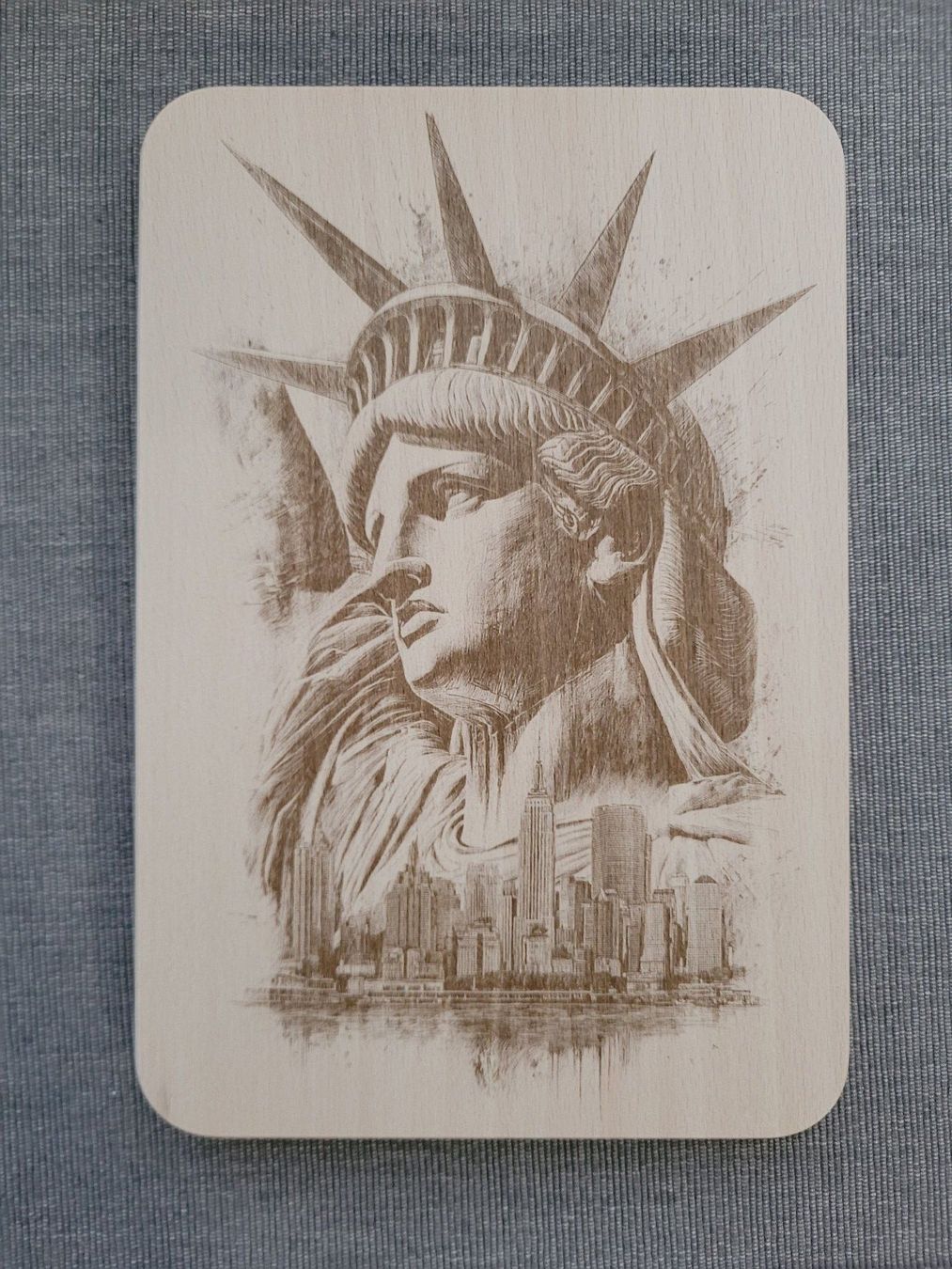 Holzartikel: Holzbrättli Lady Liberty – Neu (gemäss Beschreibung) aus Schwarzenburg von Obofi