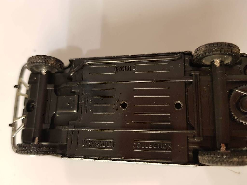 Modellautos: Renault 4L bicolore, toit ouvert – Gebraucht aus Ste-Croix von gfamily 2