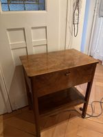 Antiker Plattenspieler Grammophon in Beistelltisch