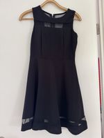Schwarzes Kleid mit durchschaubaren Ausschnitten