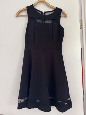Schwarzes Kleid mit durchschaubaren Ausschnitten