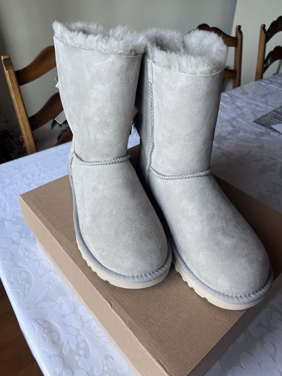 Ugg Damenschuhe: Ugg Bailey Bow II goat (hellgrau) – Neu und originalverpackt aus Rapperswil SG von Sabrina_Ba