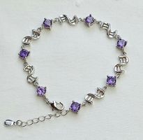 Silberschmuck Armband mit lila Steinen.