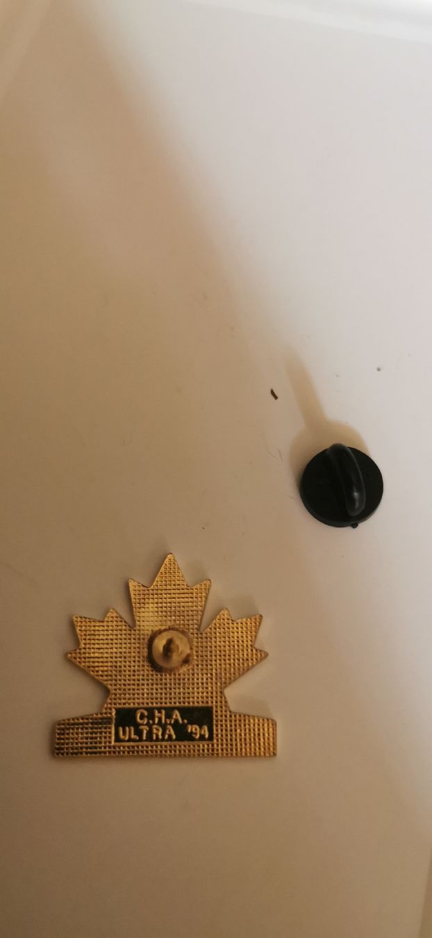 Placchette & Badge: Pin Canada Team – Usato da Genève venduto da vins50 1