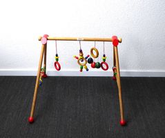 Farbenfrohes Vintage Spieltrapez aus Holz von Heimess