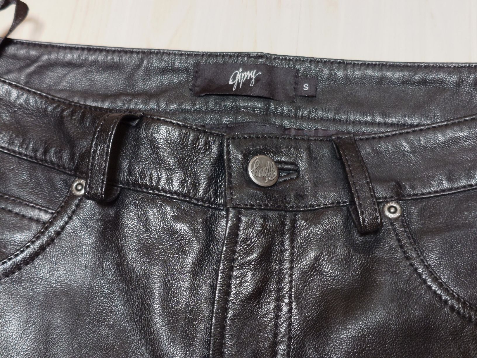 Pantaloni: Neue Lederhose Marke "Gipsy" – Nuovo e nell'imballaggio originale da Romanshorn venduto da rom_7xz5 4