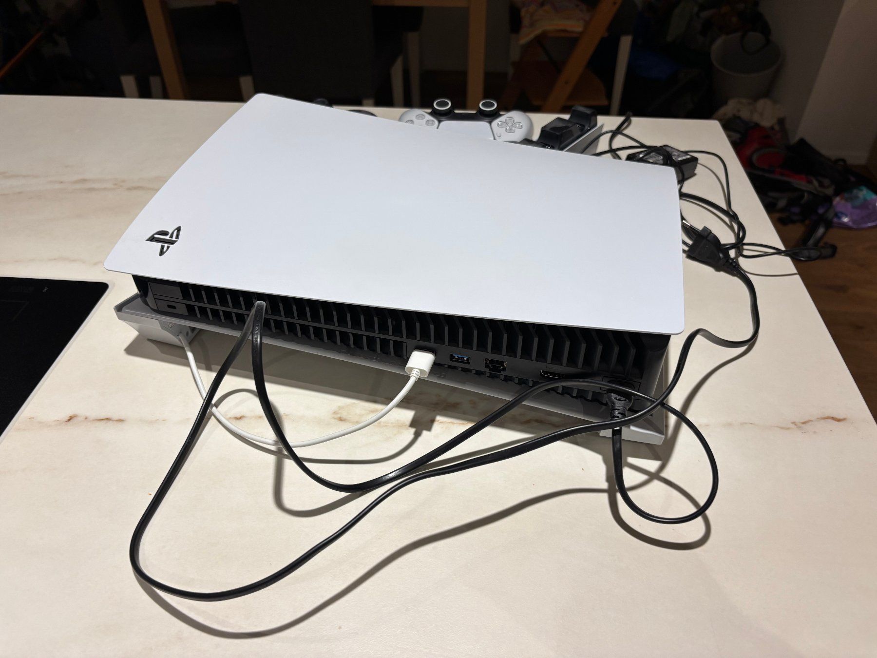 Sony Consoles: PlayStation 5 mit 2 Controller und Ladestation – D'occasion à Ballwil par vertiger 1