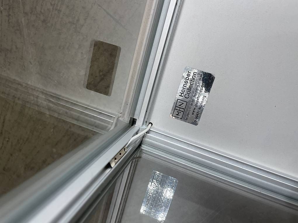 Vetrine: Hochwertige Standvitrine mit Rollen, beleuchtet, – Usato da Zürich venduto da Dica1 1