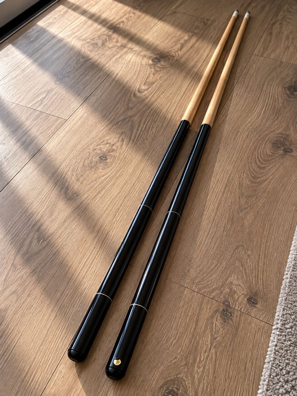 Billardqueues: Poolqueue / Billardqueue Set, 2 Stück, schwarz/holz – Gebraucht aus Brüttisellen von itprofisgroup 1