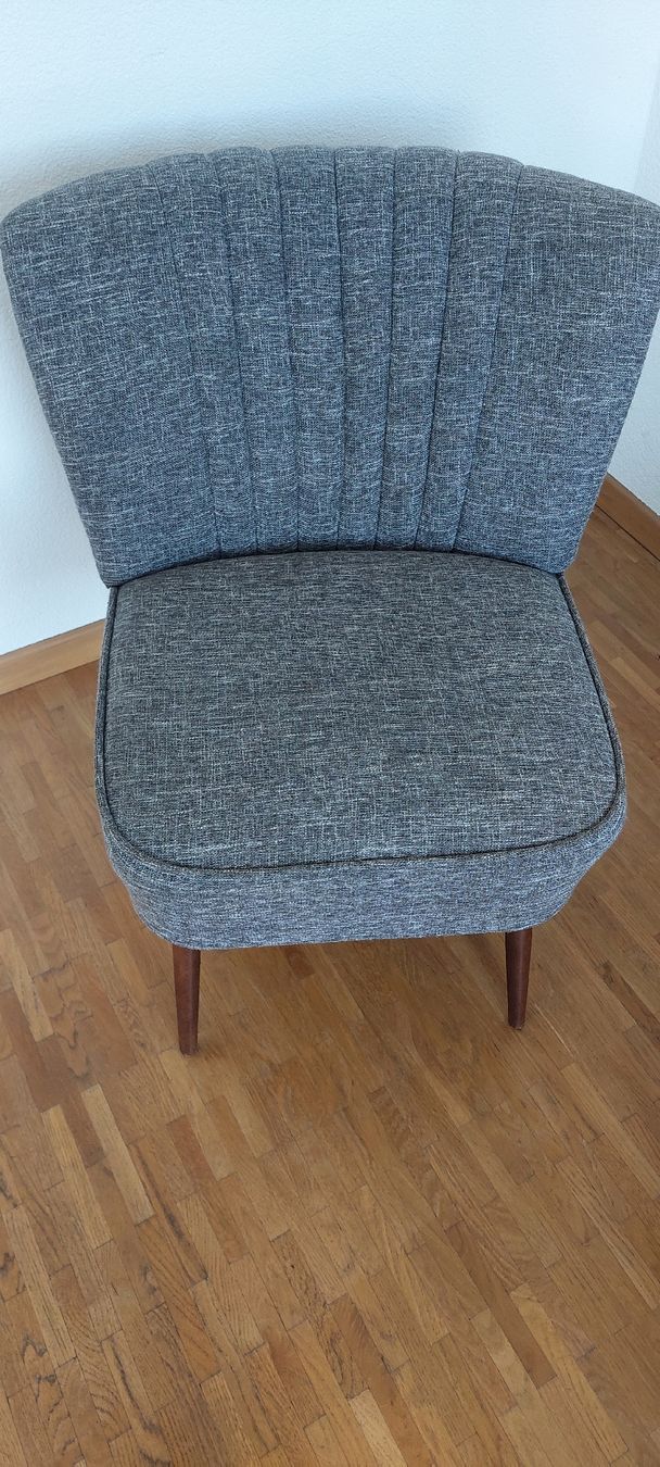 2 Stck Cocktailsessel grau mit Holzbeinen gebrauchter Zusta (Gebraucht) in Frick für CHF 1 – nur Abholung auf Ricardo kaufen